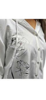 Sportieve-ruimvallende-blouse-wit met-print-en-capuchon