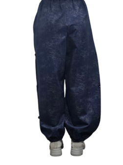 Bijzondere broek die van zichzelf schittert blauw