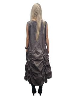 Mouwloze jurk  met ophaaltjes bruin stone washed