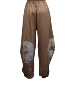 Ruime broek mokka met batikprint