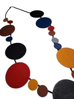 Lange-rubberen-ketting-zwart-met-gekleurde-rondingen