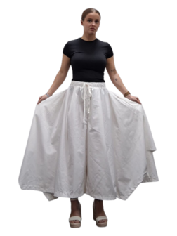 Ruime broek-wit-asymmetrische zoom en strikkoord