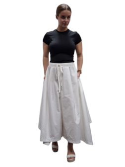 Ruime broek-wit-asymmetrische zoom en strikkoord