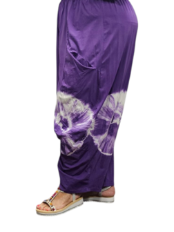 Ruime broek paars met batikprint
