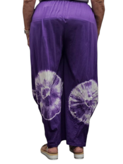 Ruime broek paars met batikprint