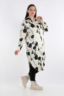 Zomerblouse in ronde vorm gemaakt van gladde satijnkwaliteit