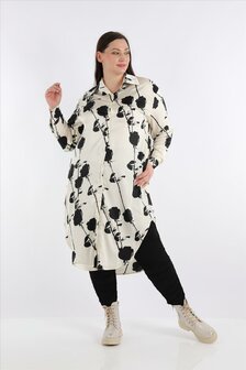 Zomerblouse in ronde vorm gemaakt van gladde satijnkwaliteit