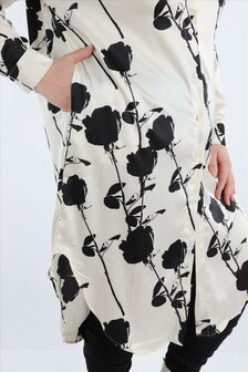 Zomerblouse in ronde vorm gemaakt van gladde satijnkwaliteit