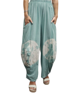 Ruime broek mintgroen met batikprint