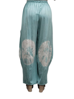 Ruime broek mintgroen met batikprint