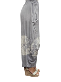 Ruime broek grijs met batikprint