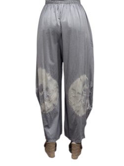 Ruime broek grijs met batikprint