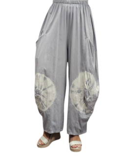 Ruime broek grijs met batikprint