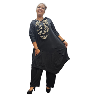 jurk zwart met capuchon asymmetrisch
