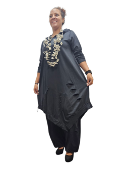 jurk zwart met capuchon asymmetrisch
