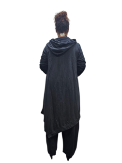 jurk zwart met capuchon asymmetrisch