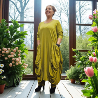Aparte-lange jurk met grote zakken groen