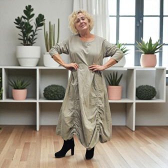 Leuke jurk met leuke details greige corduroy