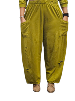 Wijde broek groen met leuke inknipsels 100% cotton