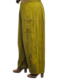 Wijde broek groen met leuke inknipsels 100% cotton