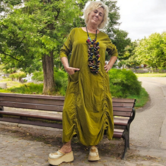 Leuke jurk met leuke details olijfgroen corduroy