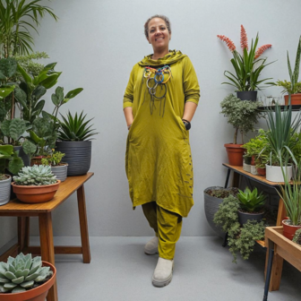 Aparte jurk olijfgroen met inknipsels en kol