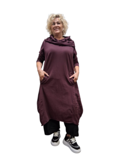 jurk aubergine met inknipsels en aparte kol
