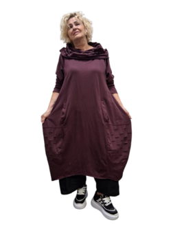 jurk aubergine met inknipsels en aparte kol