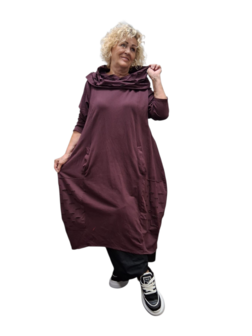 jurk aubergine met inknipsels en aparte kol