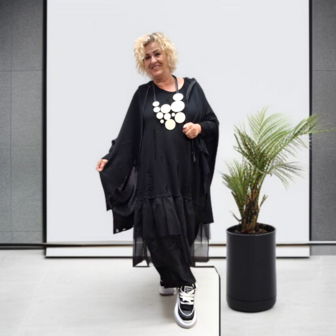 Ruim vallend vest Bella zwart met grote rits