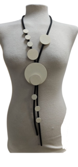Leuke-ketting-zwart-met-winter witte-rondingen
