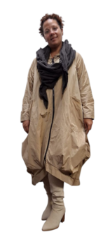 Lange tussenjas beige met lange puntmuts