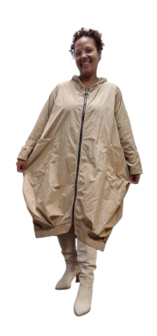Lange tussenjas beige met lange puntmuts