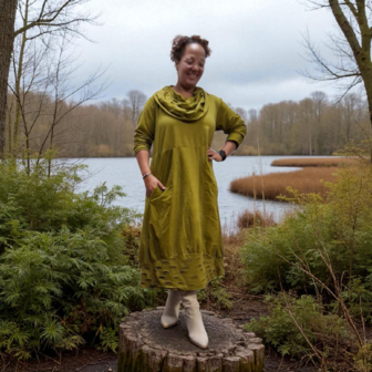 Jurk olijf met sjaalkraag bestaande uit 2 soorten katoen