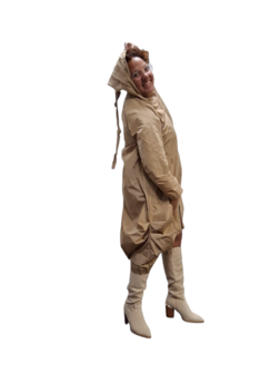 Lange tussenjas beige met lange puntmuts