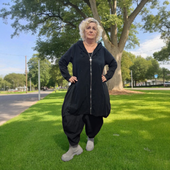 Vest/jas zwart met capuchon bestaande uit 2 soorten katoen