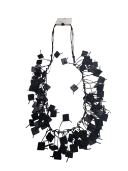 Lange fantasie ketting zwarte vierkantjes