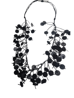 Lange fantasie ketting zwarte rondjes 