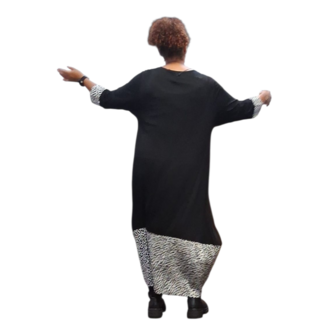 Soepel vallende jurk  lang vest in ballonvorm zwart /wit