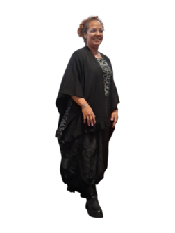 Cape / omslagdoek zwart met ruches rand