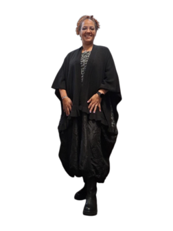 Cape / omslagdoek zwart met ruches rand