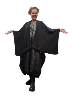 Cape / omslagdoek zwart met ruches rand