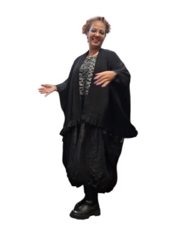 Cape / omslagdoek zwart met ruches rand
