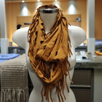 Sjaal mosterd met franjes en openingen 