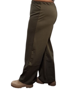 Basic broek groen in rechte vorm 