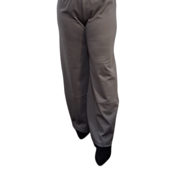 Basic broek grijs in rechte vorm 