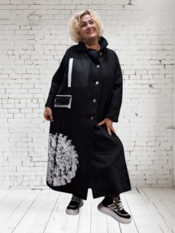 Warme mantel zwart met print