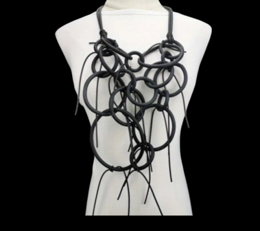 Rubberen ketting zwart met ronden details