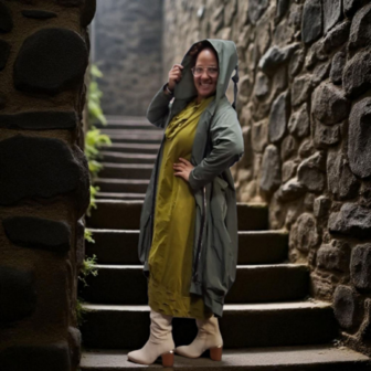 Lange tussenjas groen met lange puntmuts