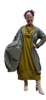 Lange tussenjas groen met lange puntmuts